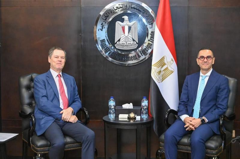 وزير الاستثمار يلتقي السفير الإسباني بالقاهرة لبحث سبل تعزيز العلاقات الاقتصادية بين البلدين