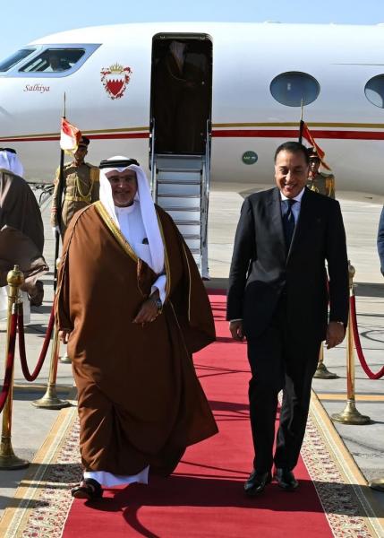 رئيس الوزراء يستقبل ولي عهد مملكة البحرين بمطار القاهرة الدولي