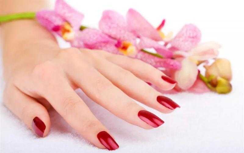حكم الصلاة بالمناكير.. أمين الفتوى يوضح متى يجب إزالة طلاء الأظافر