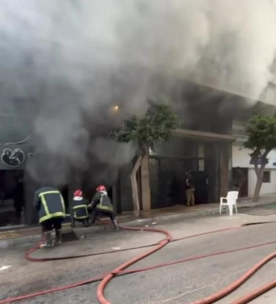 الحماية المدنية تسيطر على حريق يلتهم معرض دراجات نارية في باكوس بالإسكندرية.. صور
