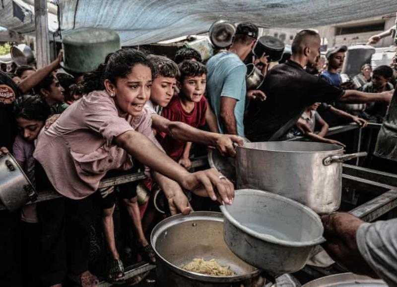 المجاعة والنزوح..جارديان ترصد شهادات مروعة عن الأوضاع الإنسانية في غزة