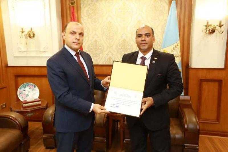 محافظ كفر الشيخ يكرم العاملين بمركز سيطرة الشبكة الوطنية للطوارئ