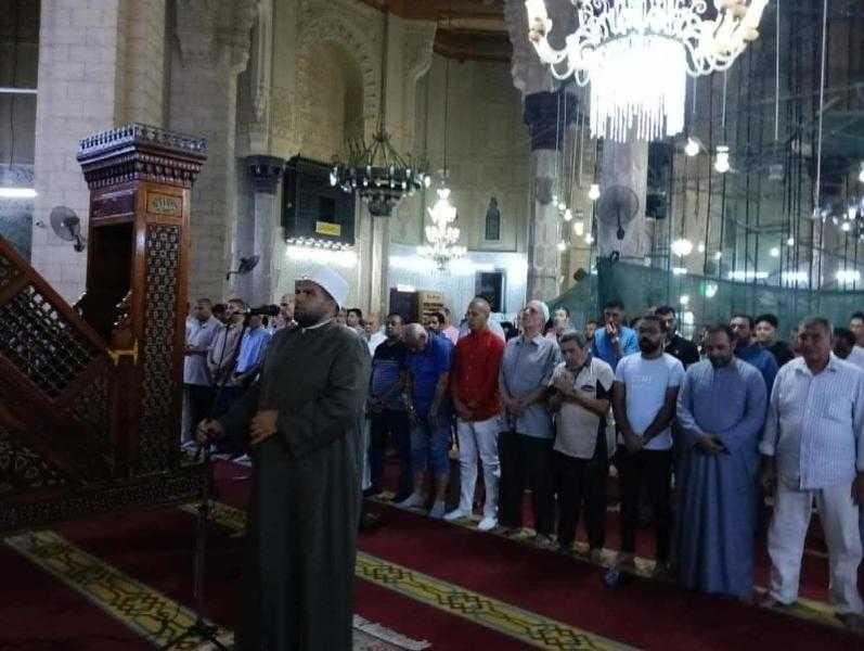 مواطنون يؤدون صلاة الخسوف بمسجد أبو العباس المرسي بالإسكندرية