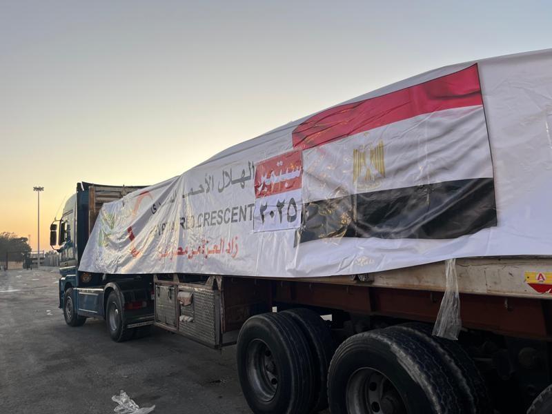 الهلال الأحمر المصري: 99 ألف سلة غذائية عبر قافلة «زاد العزة» الـ 32 إلى أهالي غزة| صور