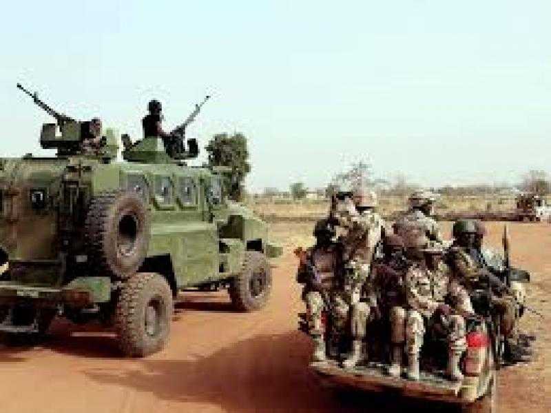 الجيش النيجيري ينفذ عمليات لمكافحة الإرهاب ويوقف 64 شخصًا