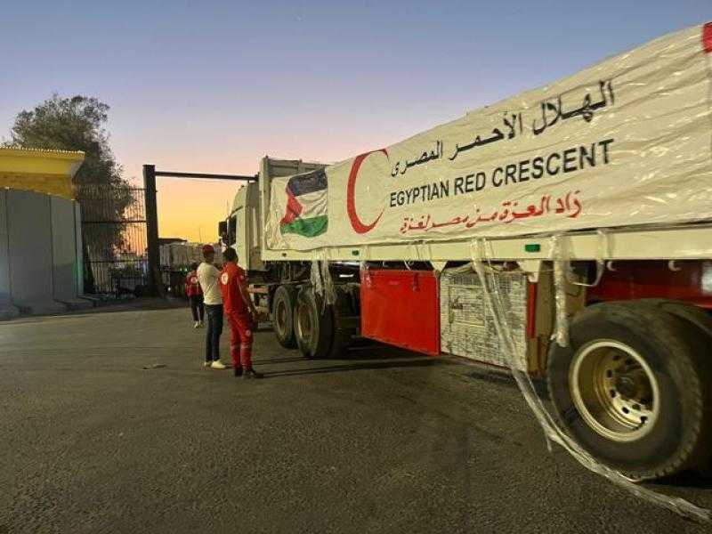 قافلة المساعدات الإنسانية إلى غزة تضم سلال من البقوليات والدقيق والأجبان والمواد الغذائية