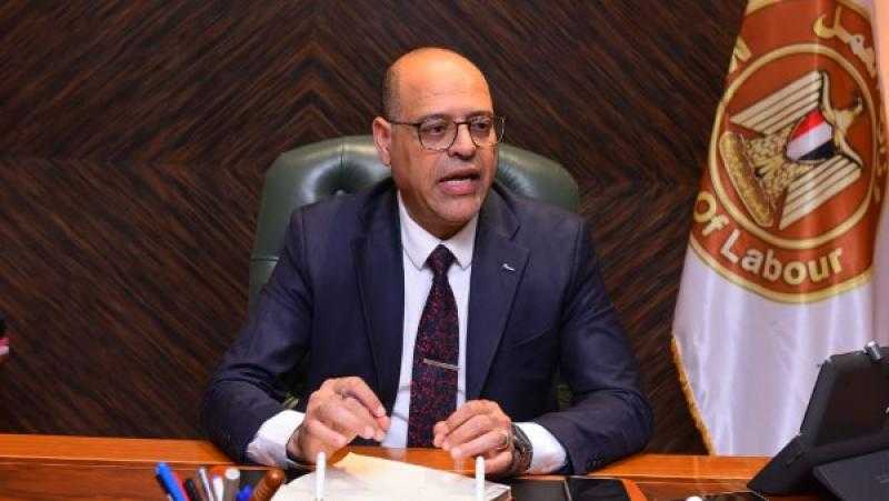وزير العمل : عقود التوظيف إلزامية.. وتضمن الأجر العادل والتأمينات