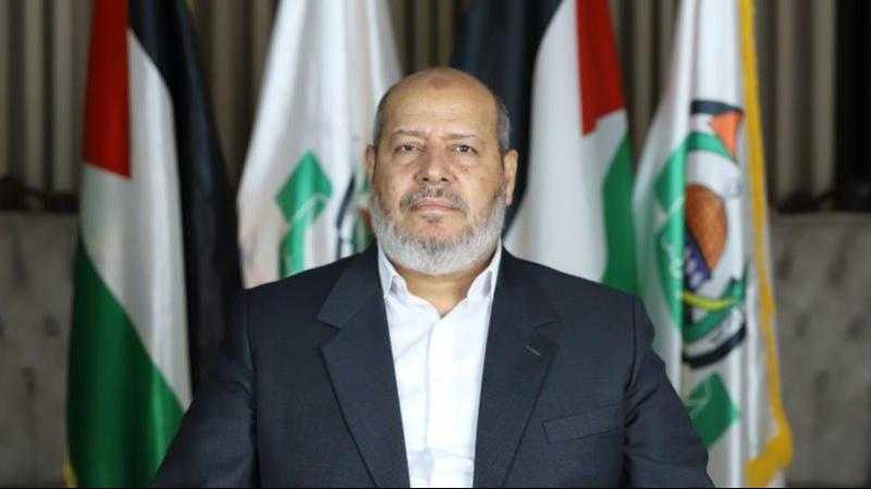 خليل الحية يؤدي صلاة الجنازة على نجله بسرية في قطر