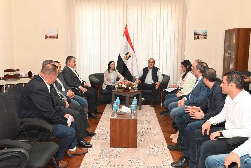 وزير قطاع الأعمال ومحافظ البحيرة يستعرضان موقف تطوير «مصر للغزل والنسيج»