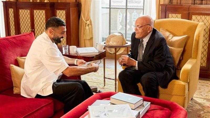 محمد صلاح ينشر صورة تجمعه بالجراح العالمي مجدي يعقوب