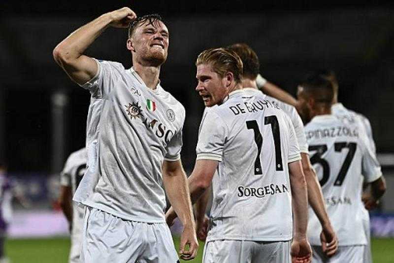 نابولي يهزم فيورنتينا بثلاثية ويتصدر الدوري الإيطالي