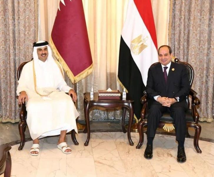 تفاصيل لقاء الرئيس السيسي وأمير قطر عقب وصوله الدوحة للمشاركة في أعمال ”القمة العربية الإسلامية”