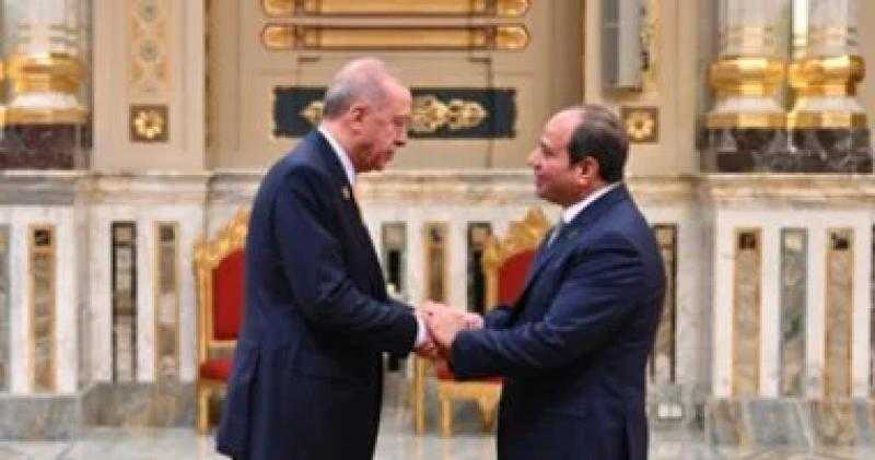 الرئيس السيسى يلتقى نظيره التركى على هامش أعمال قمة الدوحة الطارئة