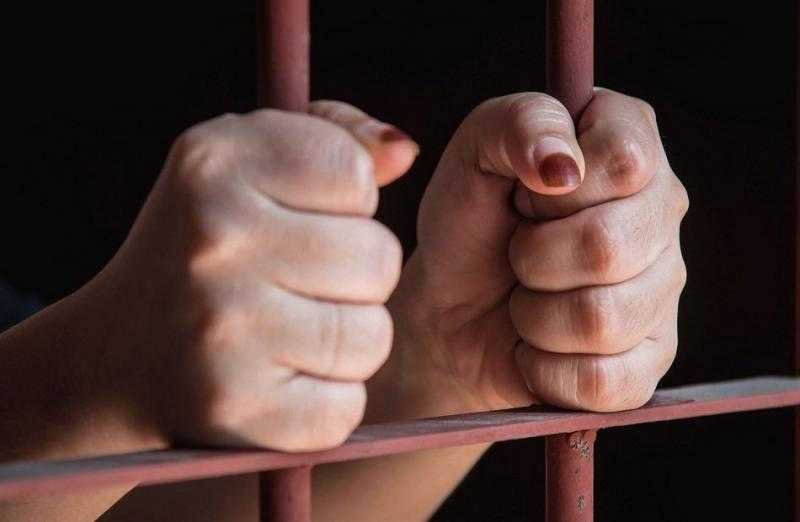 حبس سيدتين لإدارتهن مسكن للأعمال المنافية للآداب بالتجمع الأول