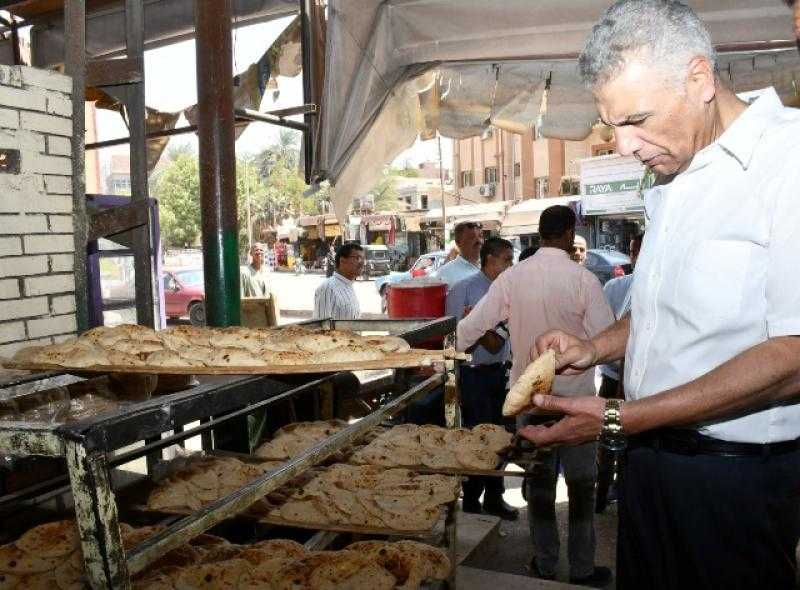 محافظ أسوان يفاجئ أحد المخابز البلدية بكوم أمبو