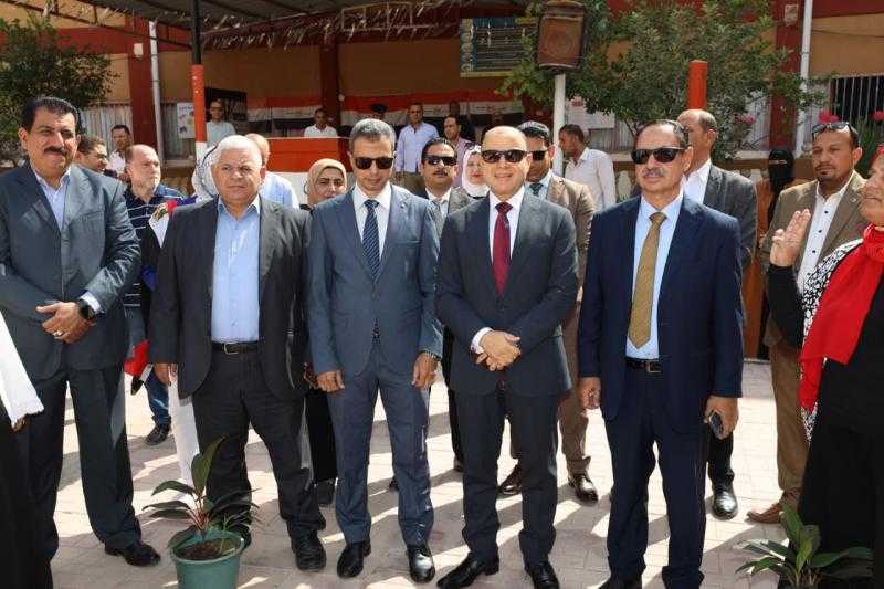 محافظ كفر الشيخ يفتتح المعرض الدائم لتوفير المستلزمات المدرسية للطلاب الأولى بالرعاية مجانًا.. صور