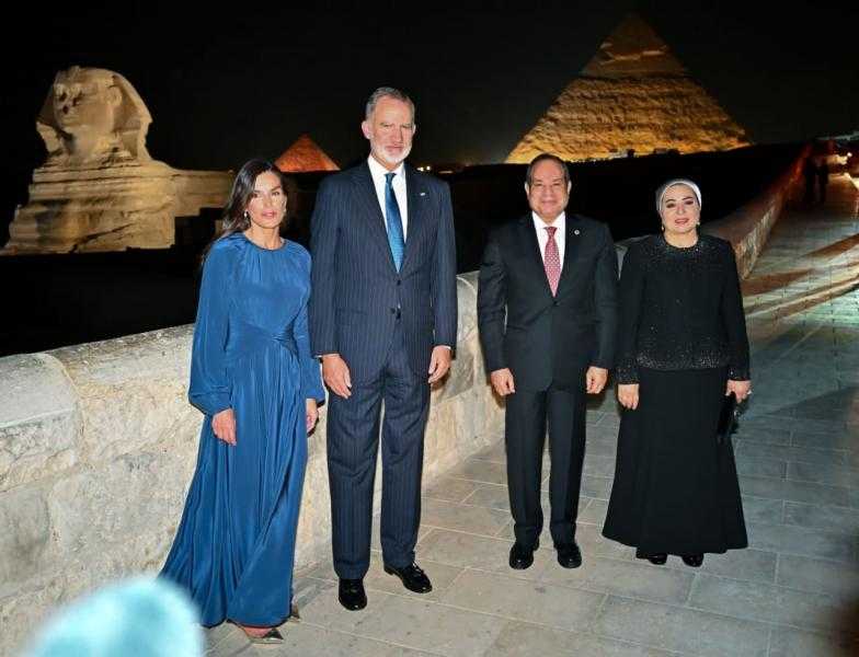 المتحدث الرئاسي ينشر صورمأدبة عشاء أقامها الرئيس السيسي وقرينته لملك وملكة إسبانيا بمنطقة الهرم
