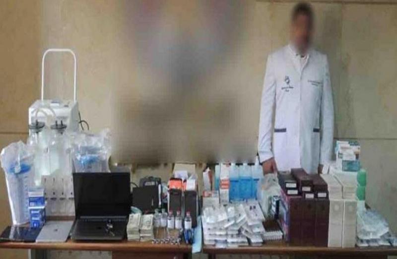 ضبط متهم بانتحال صفة طبيب والنصب على المرضى بالتجمع