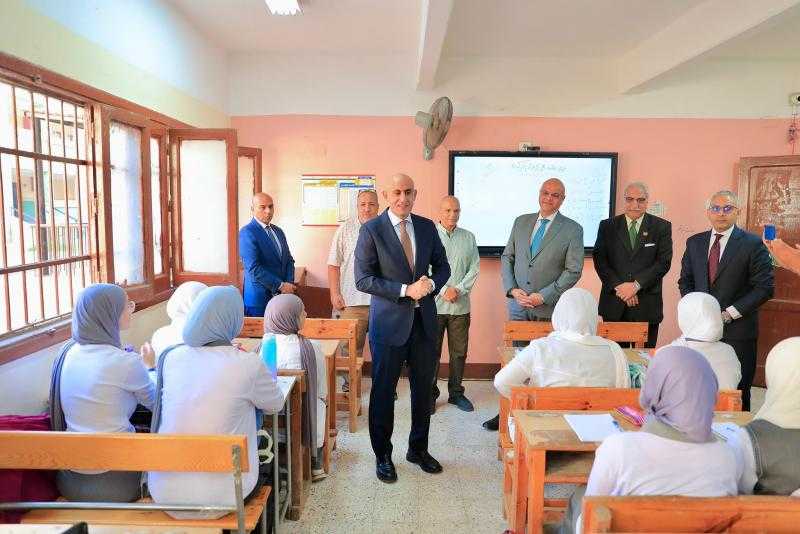في أولى جولاته لمتابعة سير العملية التعليمية.. وزير التعليم: مهنةالتدريس ”أم المهن” و”البرمجة” لغة المستقبل