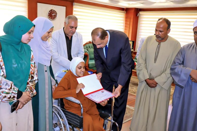 محافظ سوهاج يكرم آية السيد الأولى على المحافظة فى الإعدادية الأزهرية للمكفوفين بنسبة 99.6%