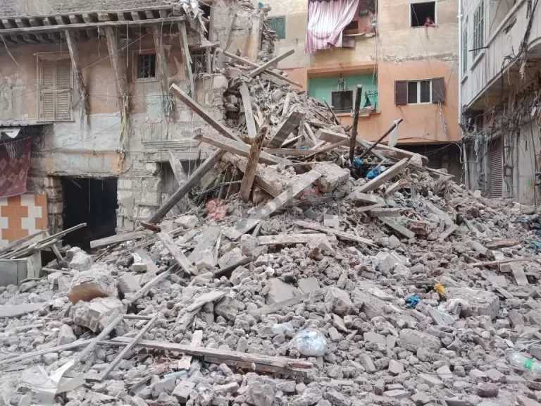 انهيار جزئي لعقار ”خالٍ من السكان” بحي غرب الإسكندرية وتحطم سيارة