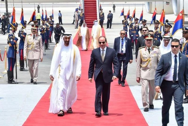 الرئيس السيسي يستقبل الشيخ محمد بن زايد آل نهيان بمطار القاهرة الدولي