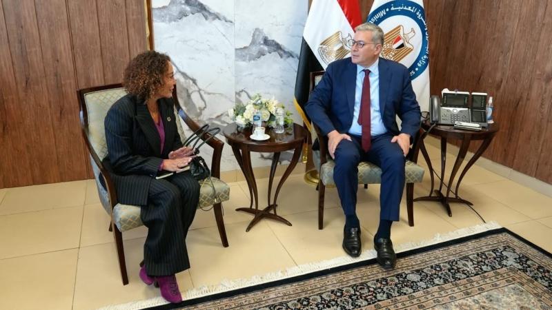 وزير البترول يبحث مع فالكو الأمريكية خطط التوسع واستخدام الطاقة المتجددة في حقولها بمصر