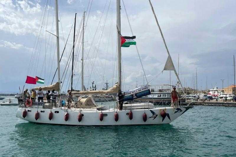 سفينة بأسطول الصمود تنجح في كسر الحصار وتصل المياه الإقليمية الفلسطينية