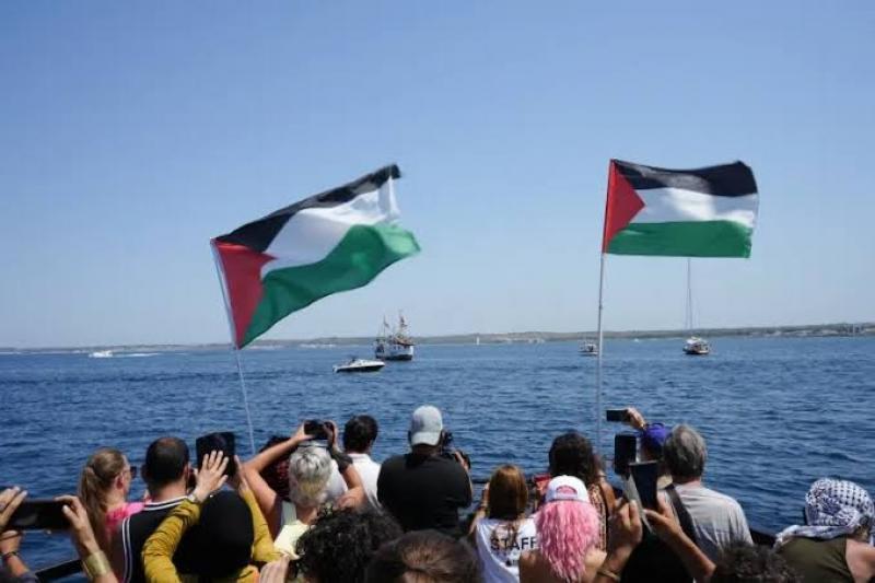 ناشطون بأسطول الصمود محتجزون في إسرائيل يضربون عن الطعام