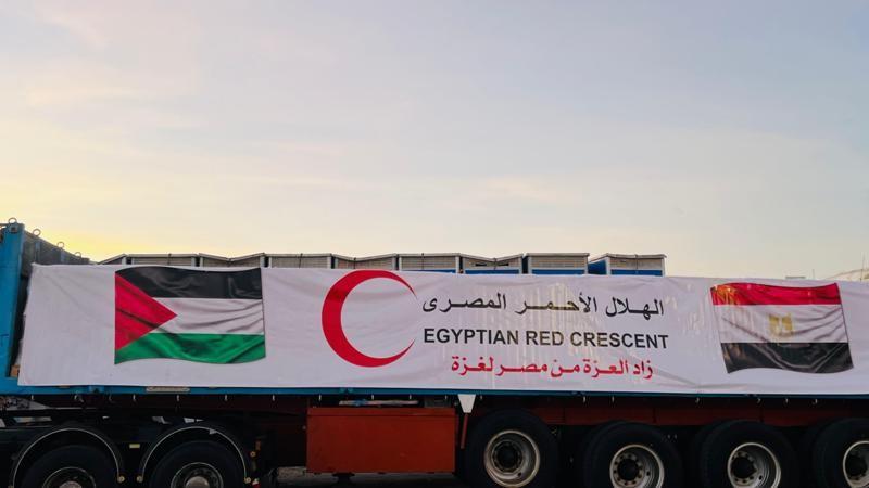 الهلال الأحمر: 3600 طن من المساعدات العاجلة عبر قافلة «زاد العزة» الـ45 إلى غزة