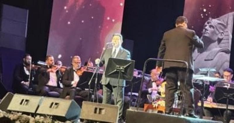 هاني شاكر يقدم أغنية بالأحضان وسط هتافات الجمهور