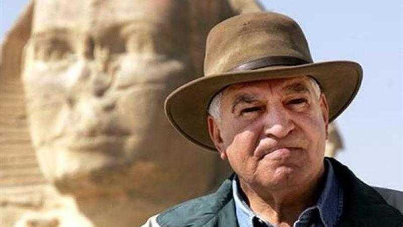 يمتلك صفات استثنائية.. زاهي حواس يهنئ خالد العناني برئاسة اليونسكو