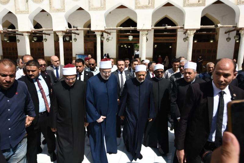 الإمام الأكبر يصل الجامع الأزهر لتشييع جثمان العالم الجليل أحمد عمر هاشم