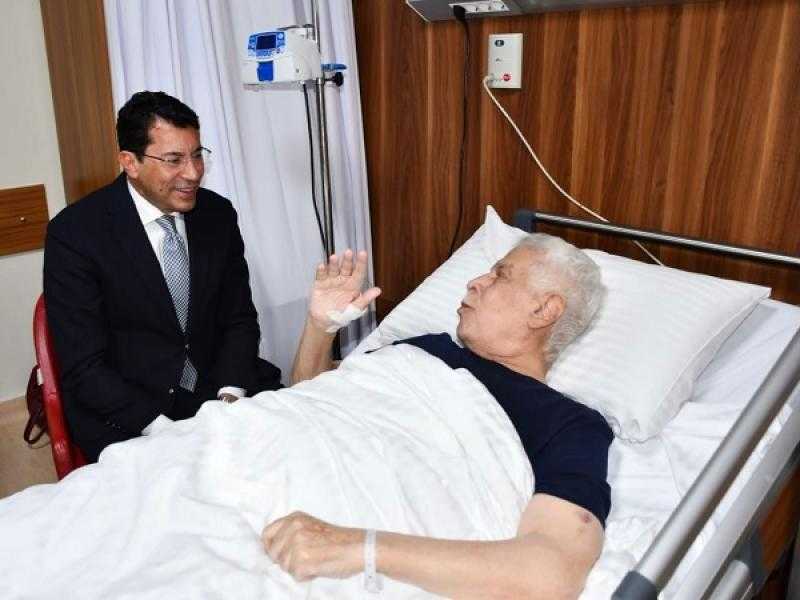وزير الرياضة يطمئن على الحالة الصحية لحسن شحاتة