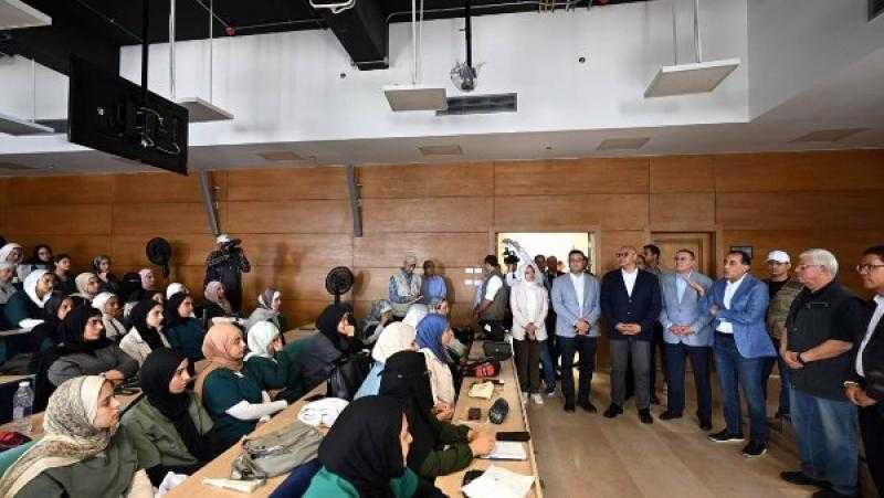 رئيس الوزراء: الفتاة المصرية أثبتت قدرتها على الابتكار والإبداع في مختلف المجالات