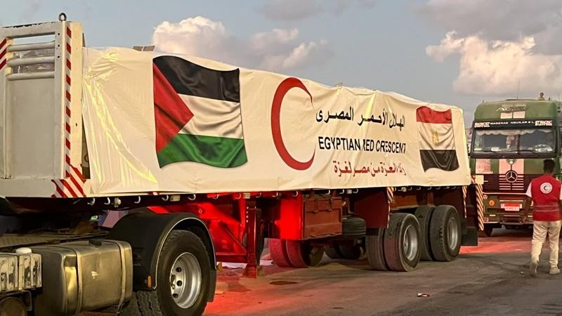 بدء تحرك شاحنات المساعدات الإنسانية من مصر إلى غزة