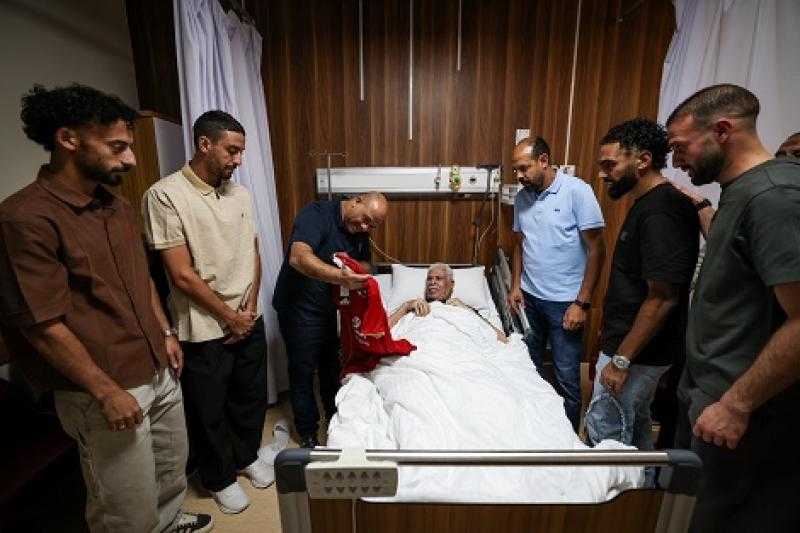 بقميص يحمل اسمه ورقمه.. نجوم الأهلي يزورون حسن شحاتة