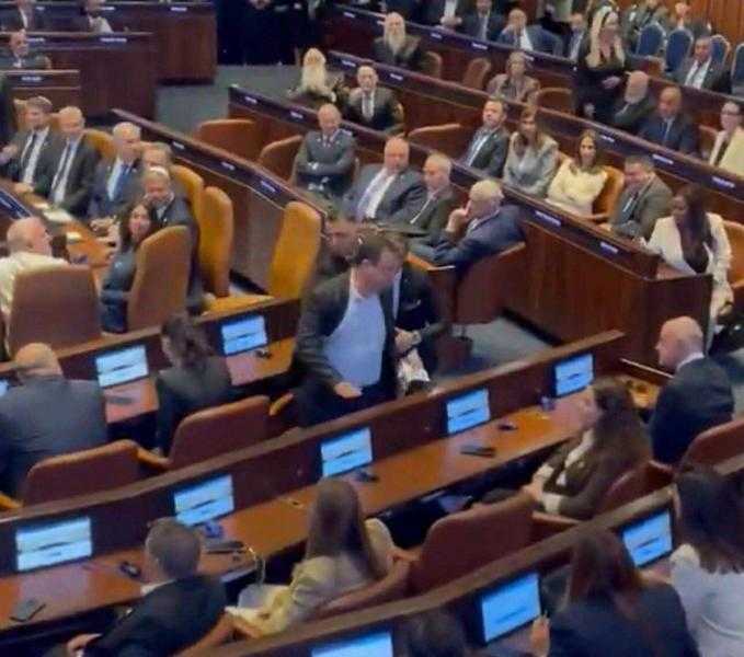 عوفر كسيف وأيمن عودة يعلقان على طردهما من الكنيست: طالبنا بالعدالة