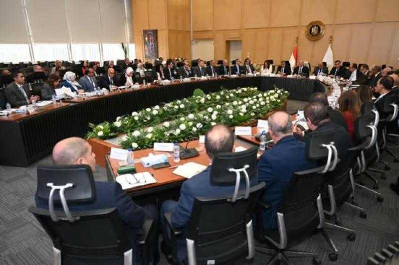 وزير الصناعة يستعرض مطالب مصنعي السيراميك بشأن جدولة الديون لدى وزارة البترول والكهرباء