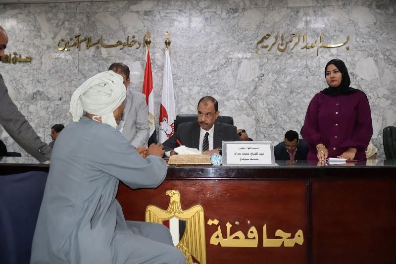 محافظ سوهاج يبحث شكاوى وطلبات المواطنين خلال اللقاء الجماهيري