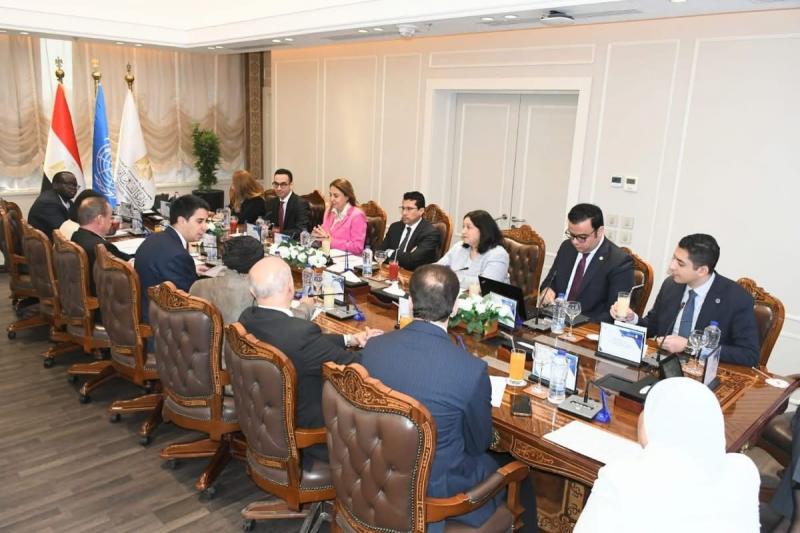 وزير الشباب والرياضة والأمين العام المساعد للأمم المتحدة لشئون الشباب يلتقيان ممثلي الوزارات لاستعراض جهود الدولة في تمكين النشء والشباب المصري