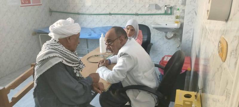 ​قافلة «حياة كريمة» تكشف على 163 مواطنًا بوحدة المستعمرة الصحية في القصير