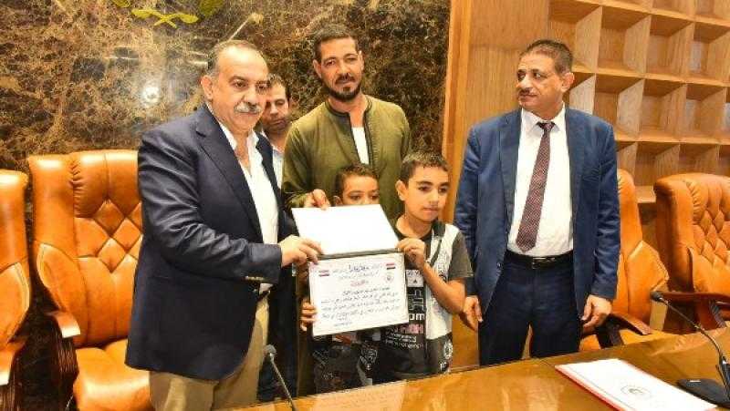 محافظ أسيوط يُكرّم مواطنًا أنقذ أطفال «تروسيكل منقباد» من الغرق تقديرًا لموقفه البطولي