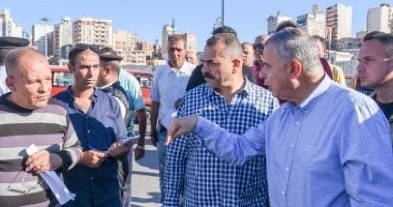 محافظ الإسكندرية يعنف سائقا خالف التسعيرة الجديدة: تسحب الرخصة والسيارة