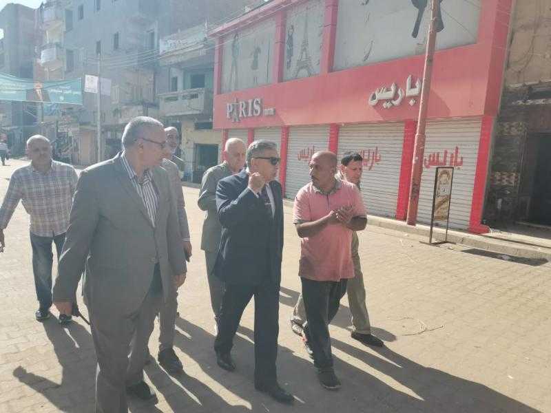 محافظ الدقهلية يتفقد أعمال النظافة والمرور بالمنصورة ويتحفظ على توك توك مخالف