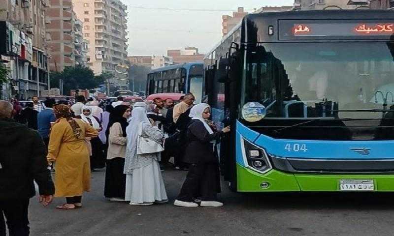 محافظ الإسكندرية يوجه بتشغيل 6 أتوبيسات جديدة بخط الكيلو 21 لتيسير حركة المرور