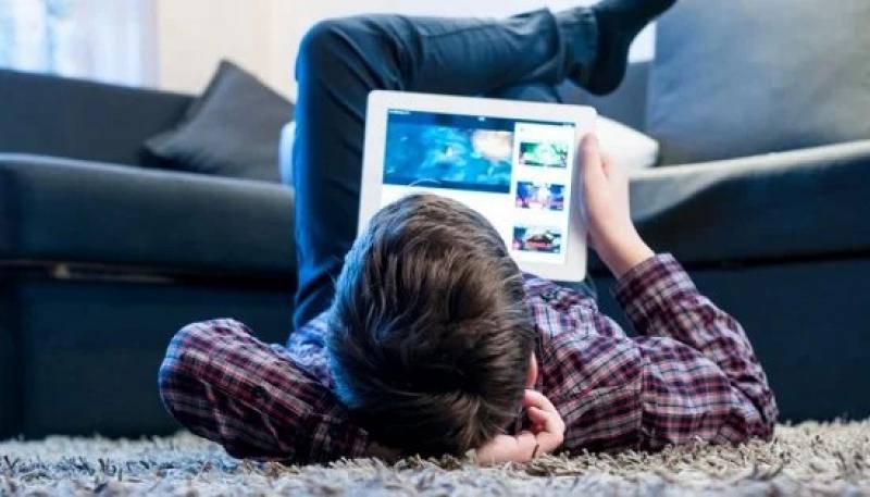 6 عادات قديمة تحسن الصحة النفسية للطفل.. استخدام المنبه بدل الهاتف الأبرز