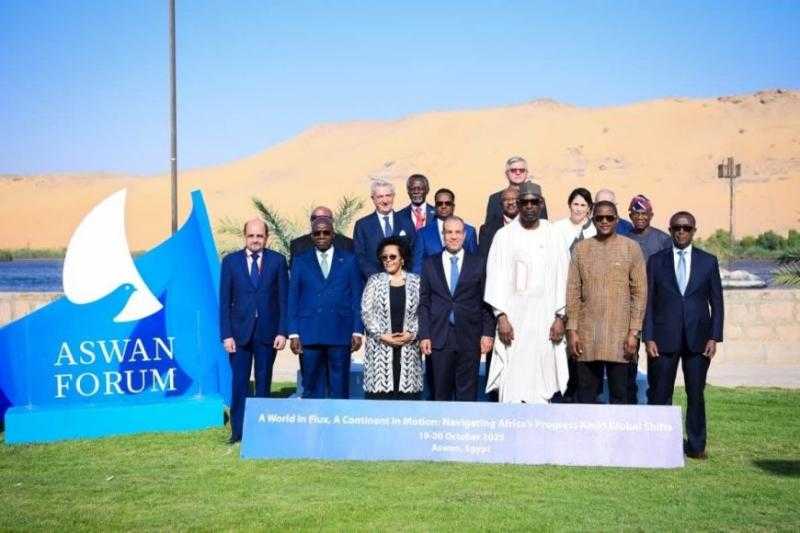 وزير الخارجية يشكر محافظ أسوان على الدعم اللوجستي لإنجاح منتدى السلام والتنمية المستدامين