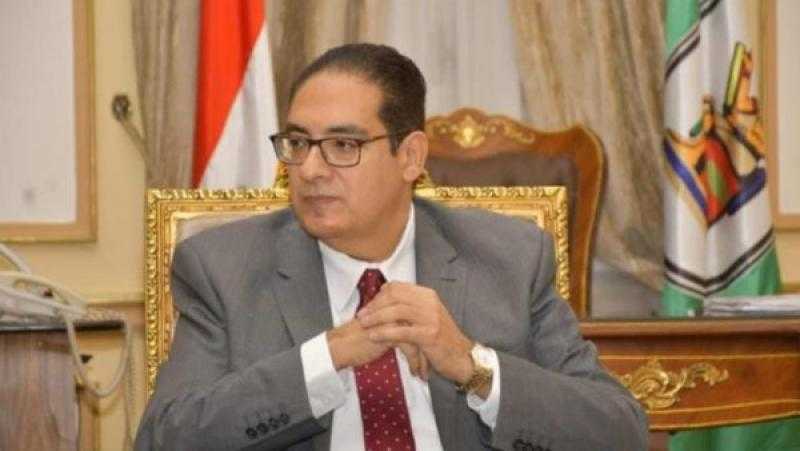 رئيس جامعة القاهرة يستعرض تقريرا حول القافلة التنموية الشاملة لمدينة الباويطى بالجيزة