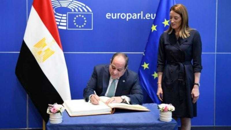 الرئيس السيسي يُسجل كلمة في سجل كبار الزوار بالبرلمان الأوروبي